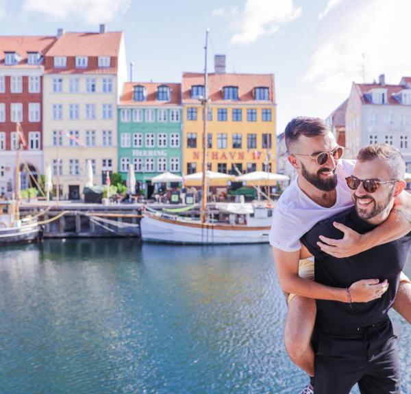 Vrienden hebben plezier in Nyhavn in de bruisende hoofdstad van Denemarken, Kopenhagen