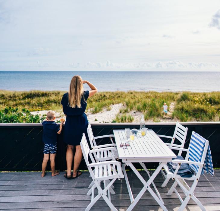 Familie i feriehus i Djursland