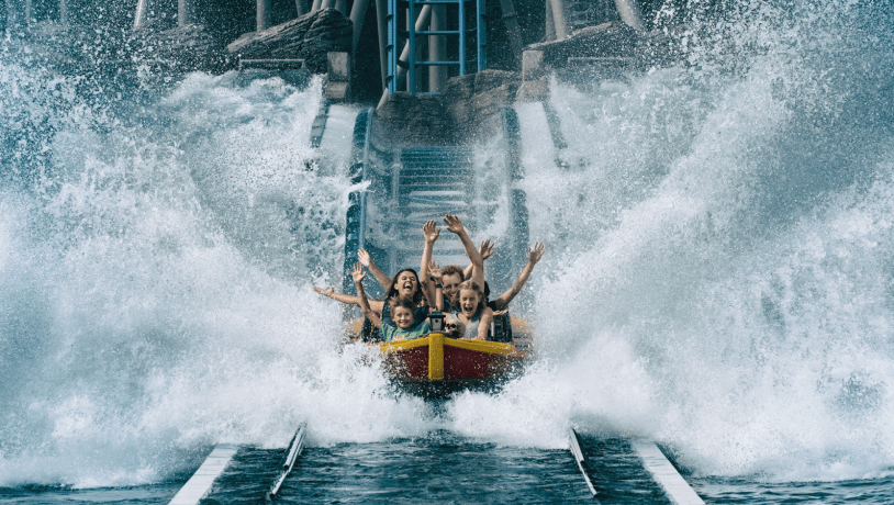 Familie har det morsomt i Djurs Sommerland, Aarhusregionen, Danmark