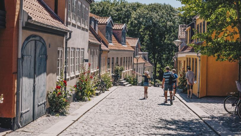 Familie som går i Påskestræde, Odense