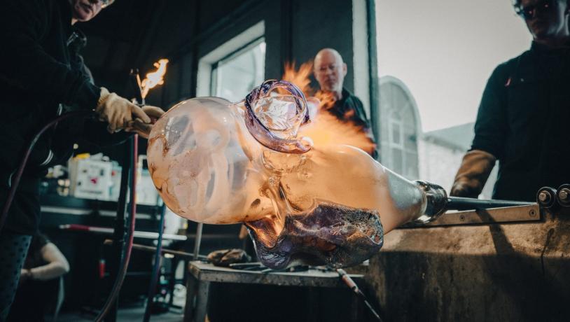 Glasblazers zijn aan het werk in het Holmegaard Værk Museum in Denemarken