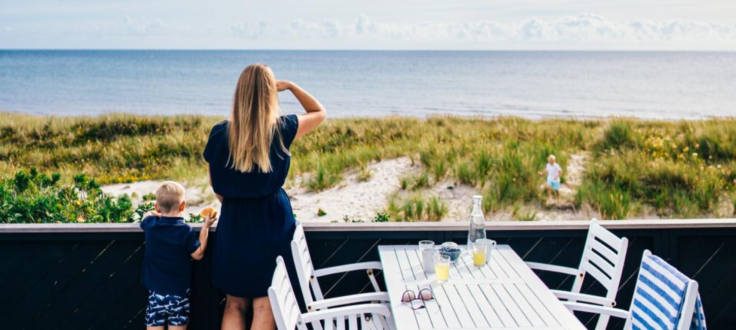 Familie i feriehus i Djursland