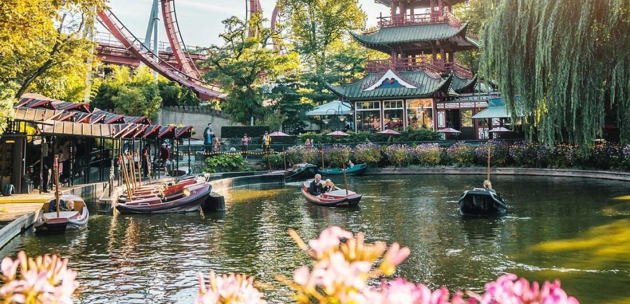 Karuseller og blomster i Tivoli i København på sommeren