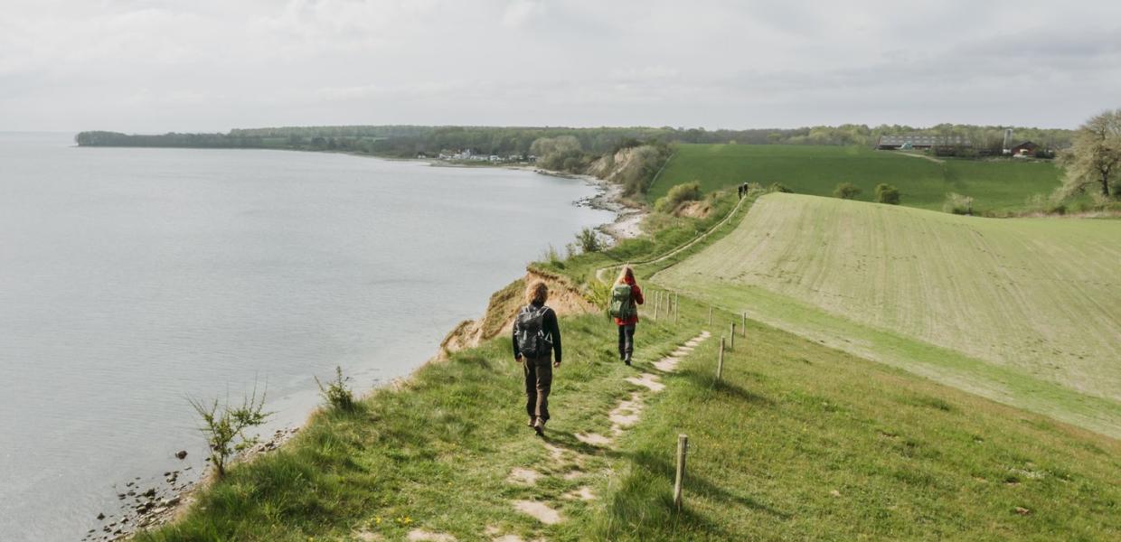 Wandelaars bewandelen het Gendarmenpad (Gendarmstien) in Sønderjylland, Denemarken