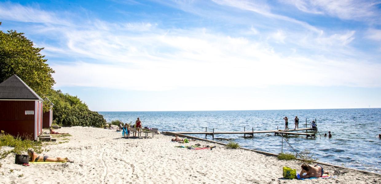 Vakantiegangers op het strand van Nysted in Lolland-Falster, Denemarken