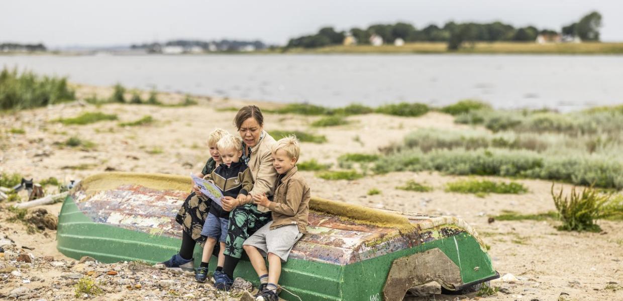 Een familie op Hjarnø doet mee aan de schatzoeken speurtocht