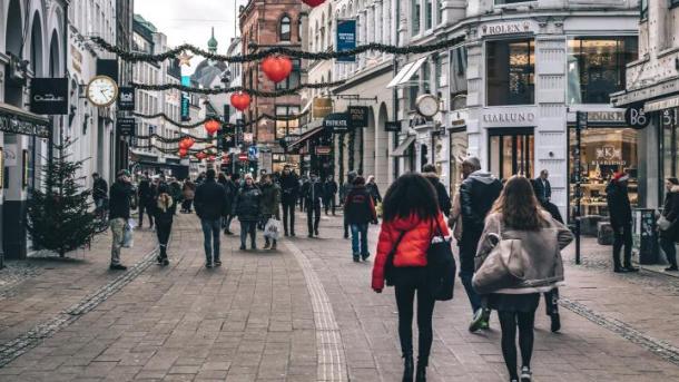 Weihnachtsbummel auf der Shoppingmeile Strøget in Kopenhagen