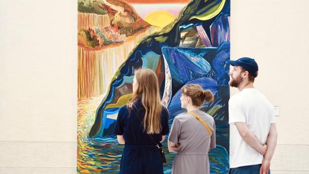 Bezoekers bekijken kunst in het Kunsten Museum of Modern Art in Aalborg, Noord-Denemarken