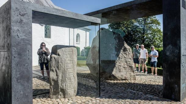 Kongernes Jelling runestenen