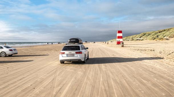 Een auto rijdt over Blokhus Strand in Denemarken