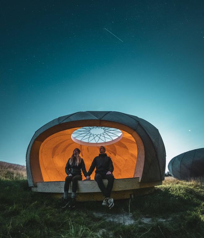 To personer sitter i en liten obervasjonshytte ved Brorfelde Observatoriet i Vestsjælland, Danmark