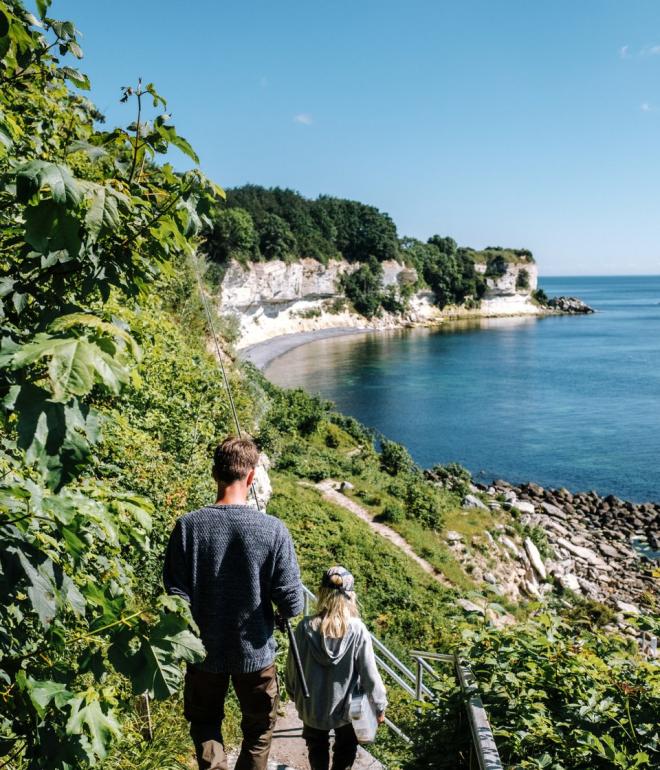 Wandelaars benaderen Stevns Klint in Denemarken