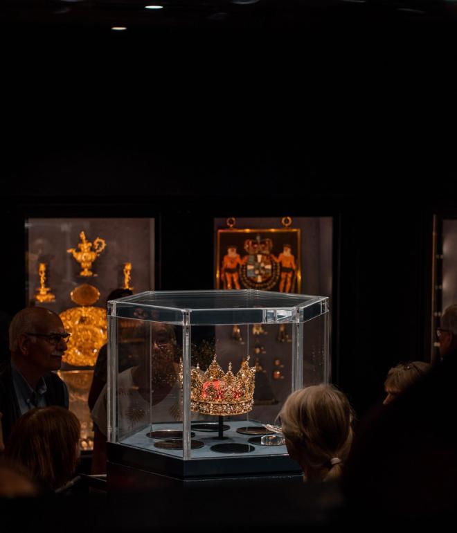 Bezoekers bekijken de koninklijke juwelen in Rosenborg Slot in Kopenhagen, Denemarken