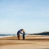 Familie på stranden i Klitmøller, Nordjylland