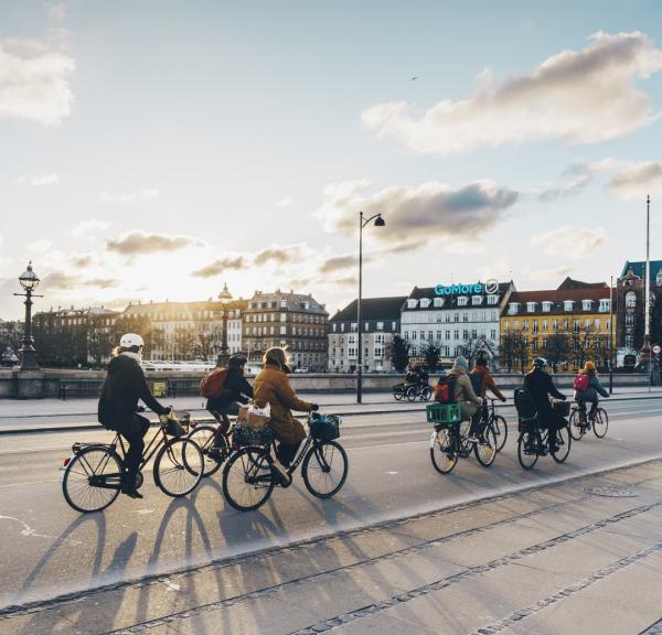 Mennesker som sykler over Dronning louises bro i København på vinteren