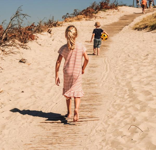Jente ved Søndervig strand i Danmark