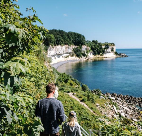 Wandelaars benaderen Stevns Klint in Denemarken