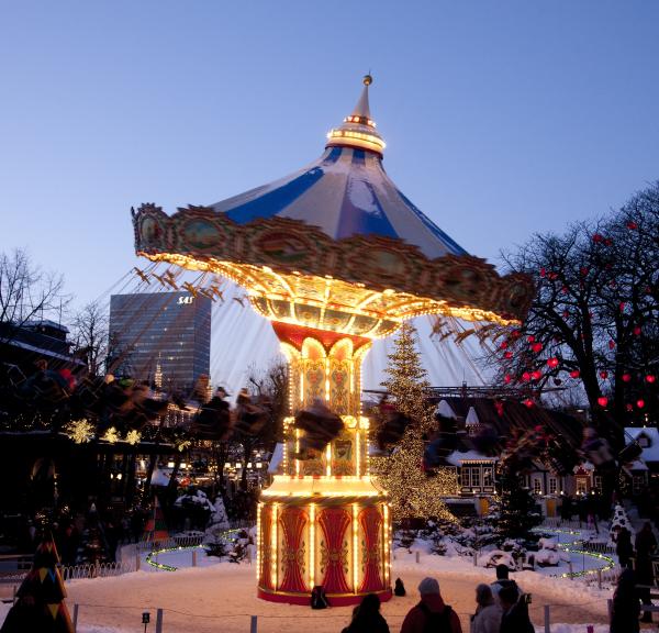 En karusell i desember i Tivoli i København