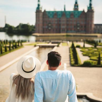 Couple looking at Frederiksborg Castle