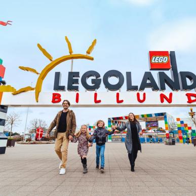 Familie im Eingang des LEGOLAND Billund