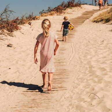 Kinder am Strand von Søndervig an der Dänischen Nordsee
