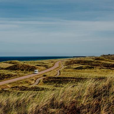 Wohnmobil auf "Kystvejen" der Küstenstraße zwischen Hanstholm und Klitmøller in Thy an der Dänischen Nordsee
