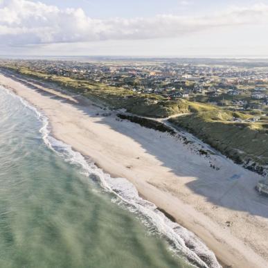 Vakantiehuizen aan zee in Søndervig in Denemarken, aan de Deense Noordzee 