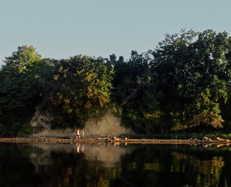 Wandelaars wandelen de route rondom het Horsens Fjord