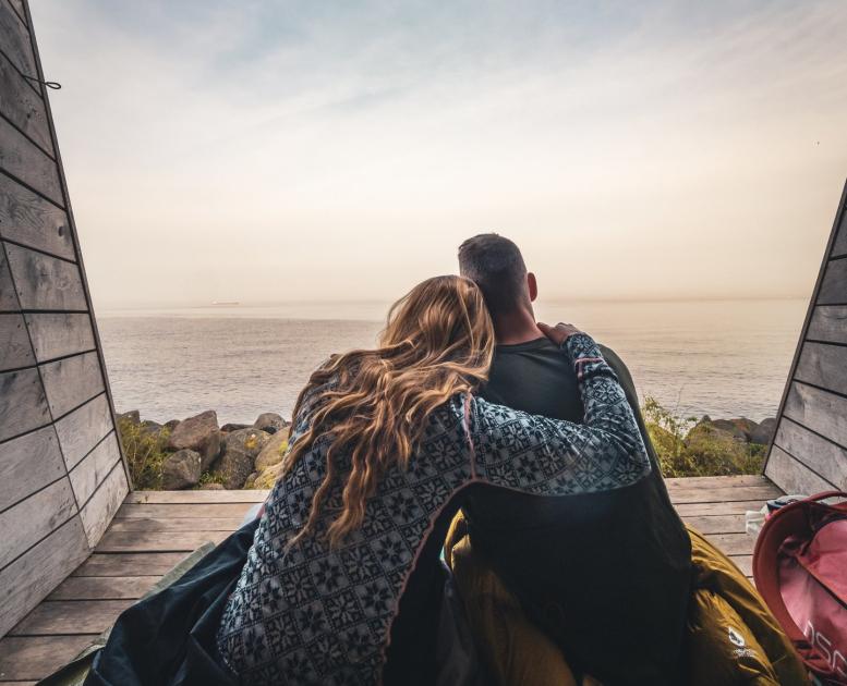 Een stel kijkt uit over zee bij Røsnæs