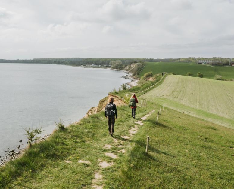 Wandelaars bewandelen het Gendarmenpad (Gendarmstien) in Sønderjylland, Denemarken