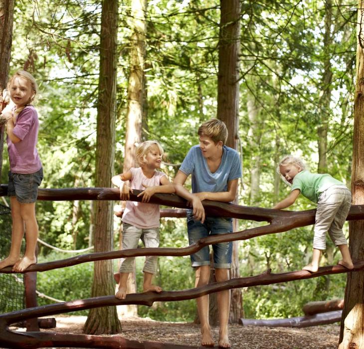 Barn som leker ved Knutenborg Safaripark, Lolland-Falster, Danmark