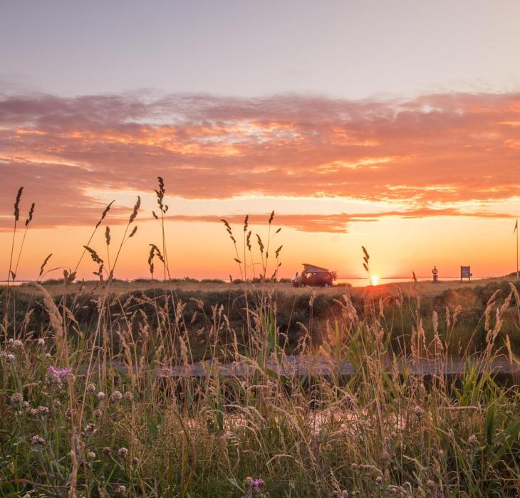 Autocamper bij de kust van Himmerland in Denemarken